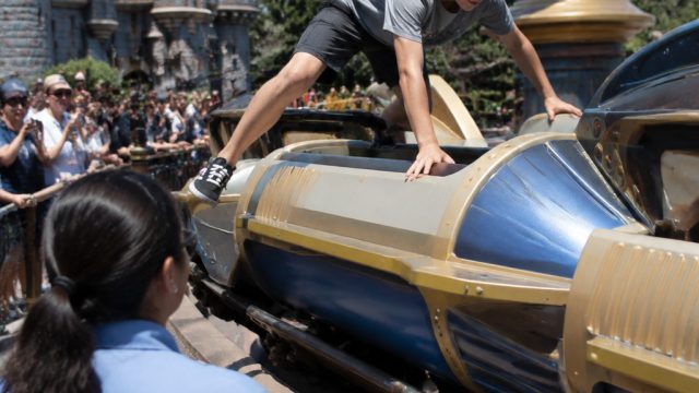 Teen's Dangerous Escape from Disneyland Ride Raises Safety Concerns | pantai4d vip, bonanza megaways